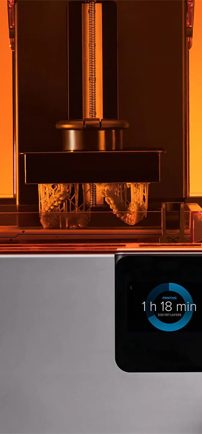 Detalj SLA 3D štampača sa narandžastim poklopcem