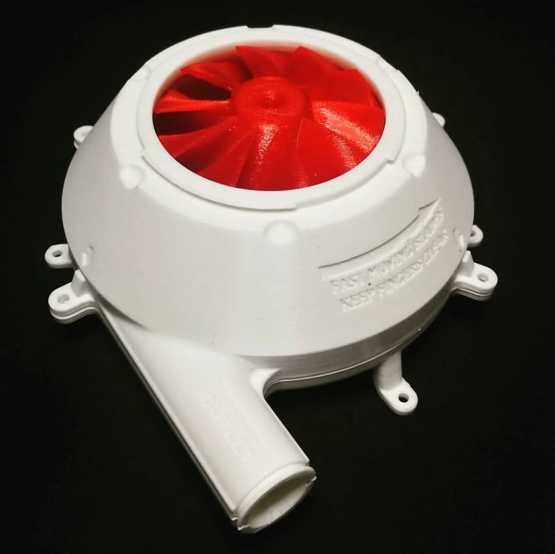 Belo 3D štampano kućište ventilatora sa crvenim radnim kolom i izlaznom cevi, deo za respirator