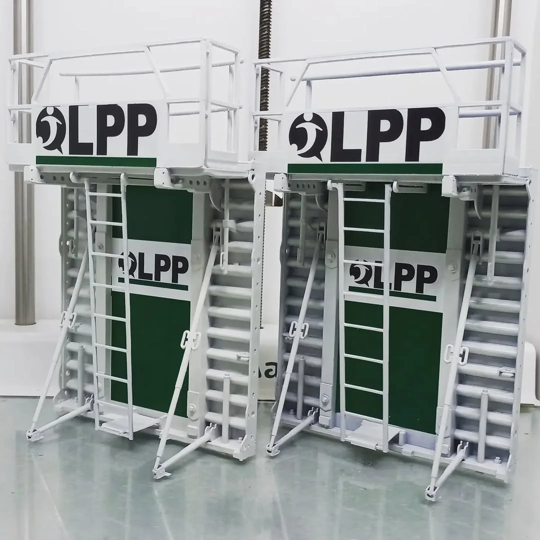 Dve bele 3D štampane makete oplate sa platformama, merdevinama i podupiračima, sa logom LPP na zelenim panelima