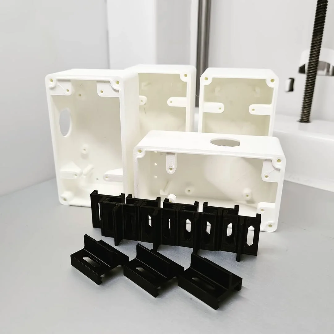 Bela 3D štampana kućišta i crni 3D štampani nosači iz mini serije