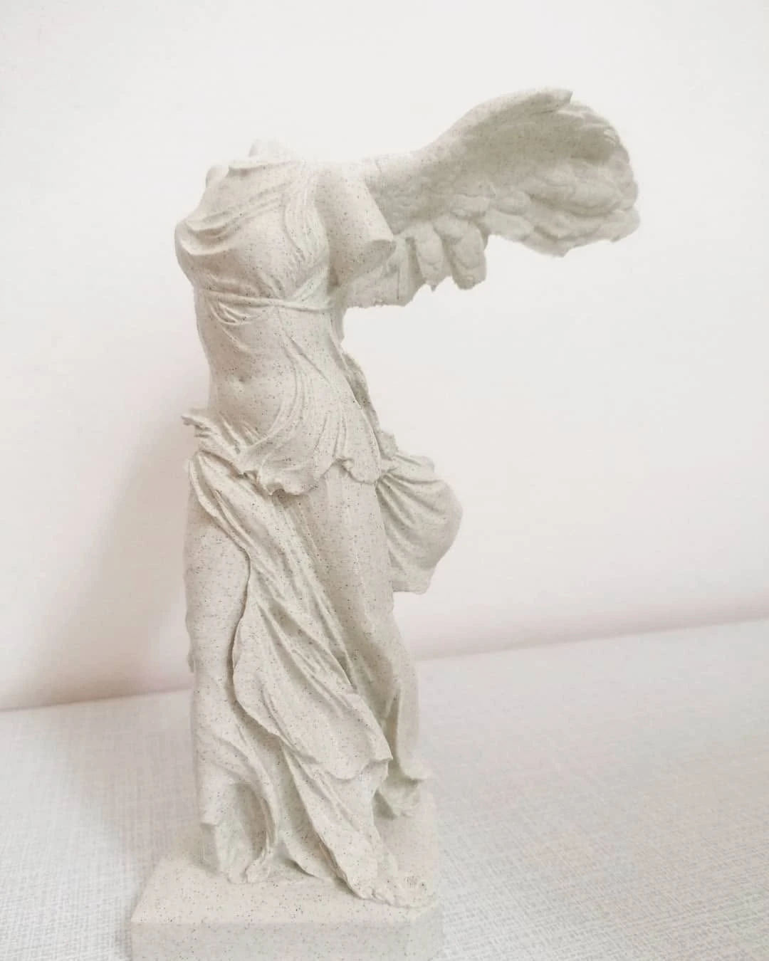 Replika skulpture Nike sa Samotrake, 3D odštampana od PLA filamenta koji imitira granit